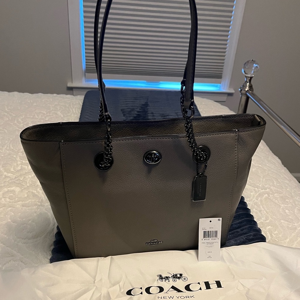 🩶 NWT Coach Turnlock Chain Tote